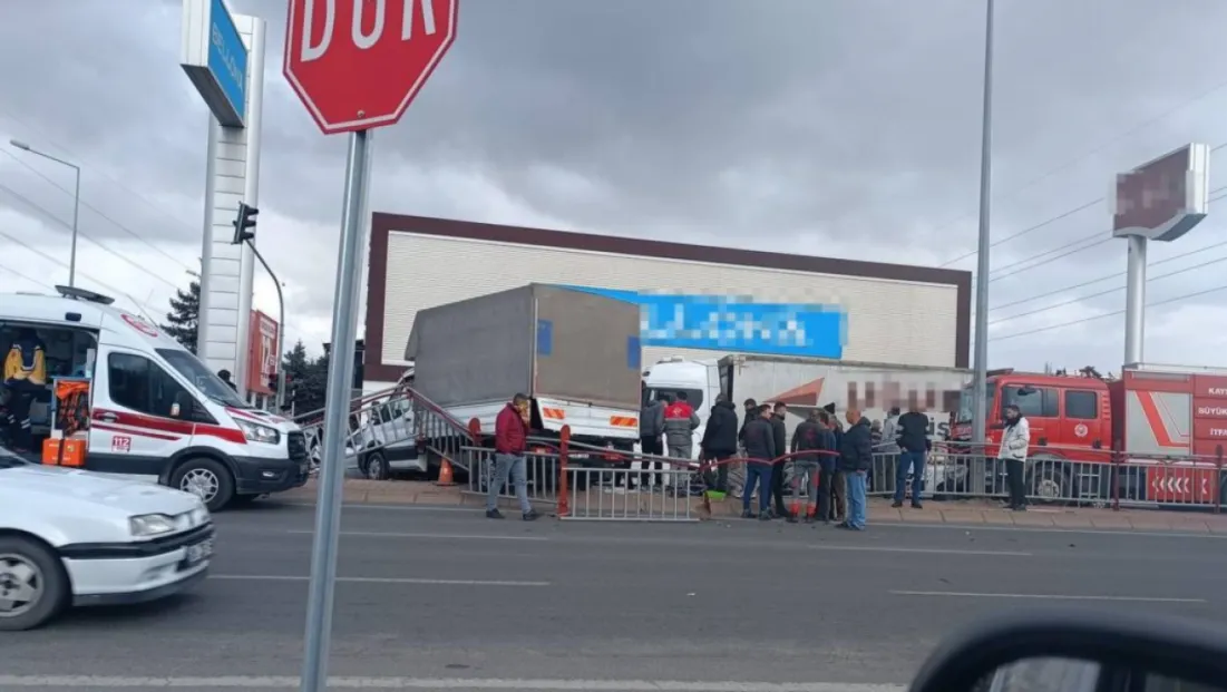 4 aracın karıştığı kazada 3 hafif yaralı