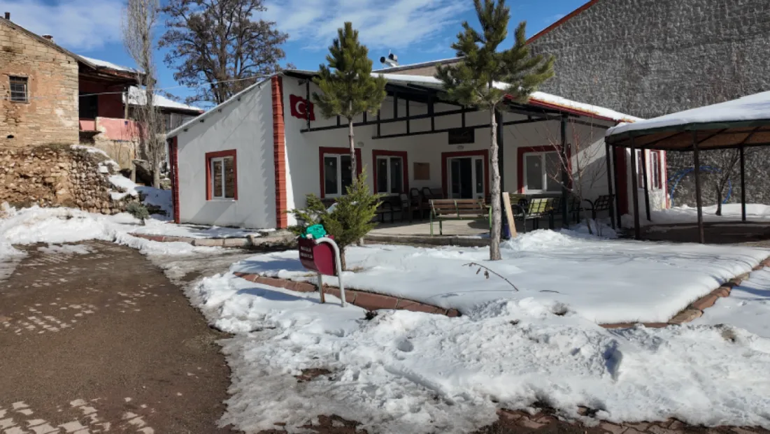 Akkışla Taziye Evi ve Halı Sahası'nı Büyükşehir Onardı