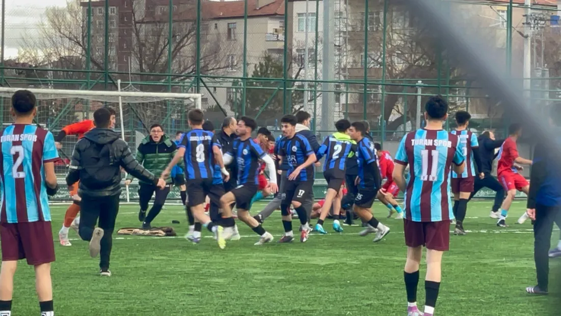 Amatör maçtan sonra saha karıştı