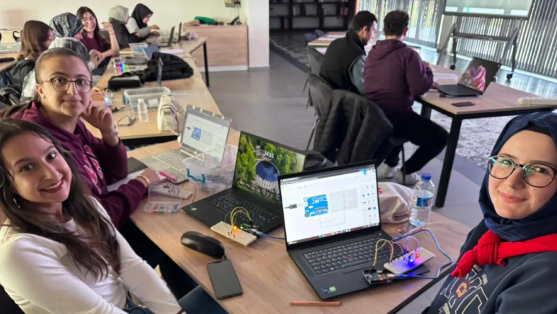 Bilişim Akademis'nde Öğretmen Adaylarına Robotik Kodlama Eğitimi