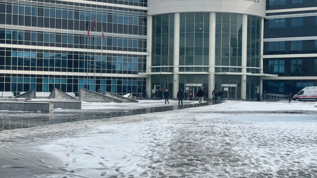 Bir kişinin av tüfeği ile yaralandığı komşu kavgasının sanığını hakim karşısına çıktı