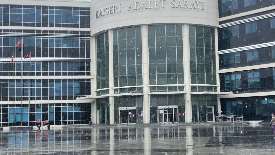 Bir kişinin öldüğü olayın davasında 2 kardeş ve babalarının yargılanmasına devam edildi