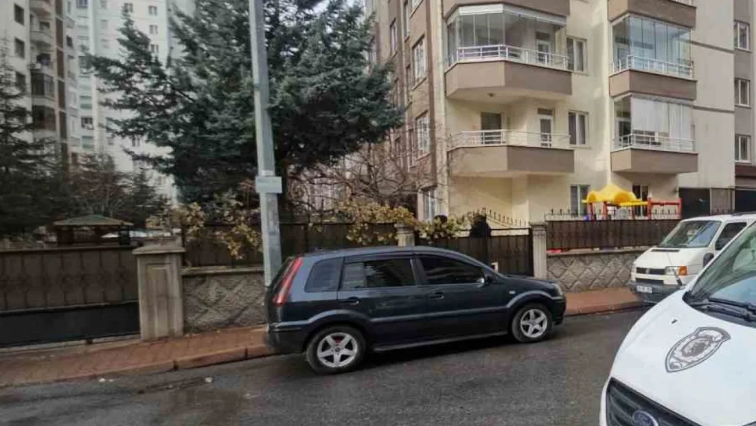 Boşanma aşamasındaki eşini görmeye giden şahıs, görevlinin eşini öldürdü