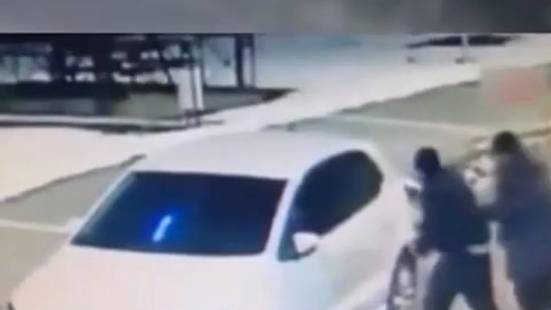 Dükkanın camlarını kıran ve bir aracın tekerlerini kesen 2 kişi yakalandı