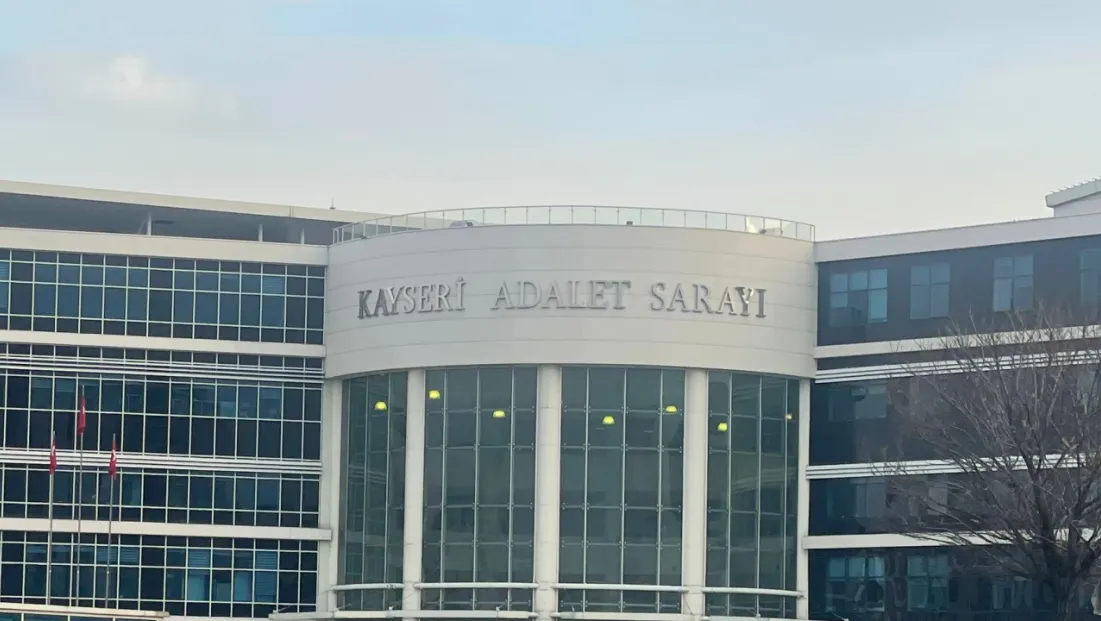 Eski komşusunu silahla yaralayan kadının yargılanmasına başlandı