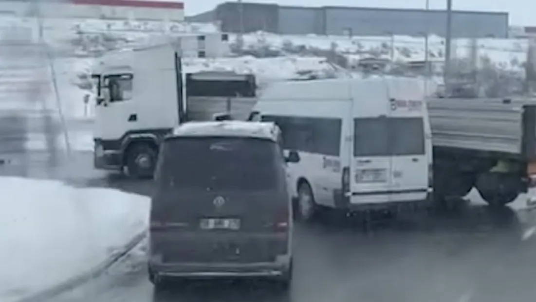 İşçi servisiyle TIR’ın karıştığı kazada 11 kişi yaralandı