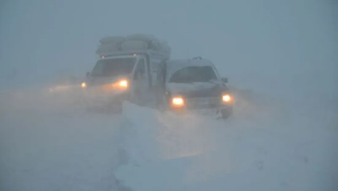 Kar yağışında mahsur kalan aile polis ekiplerince kurtarıldı