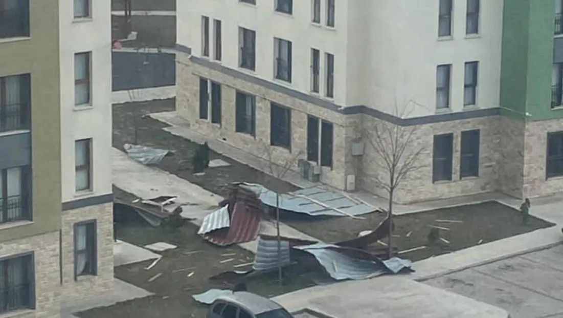 Kayseri’de kuvvetli rüzgar etkili oldu: Çatılar uçtu, levhalar zarar gördü
