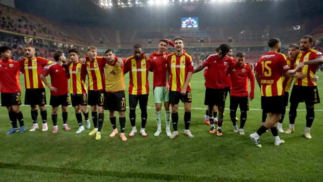 Kayserispor sezonun ilk galibiyetini taraftarıyla kutladı