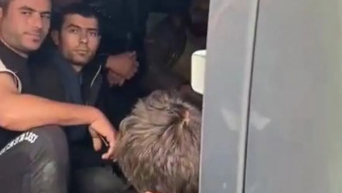 Kırşehir'de 2 araçta 3 organizatör ve 23 Suriyeli düzensiz göçmen yakalandı