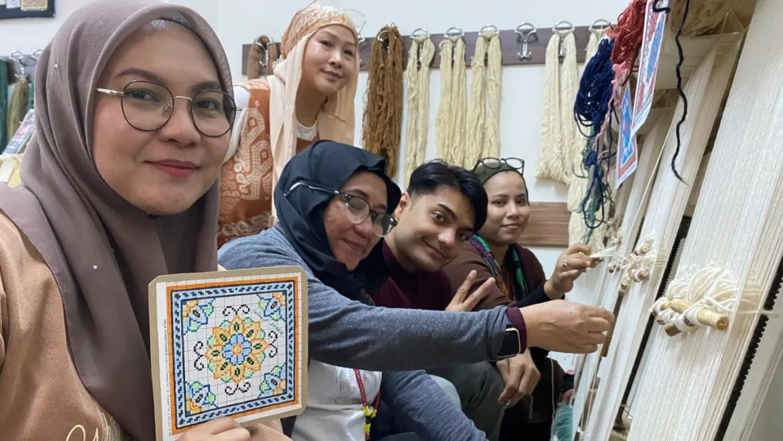 Malezya’lı turistler Bünyan Halısı dokudu