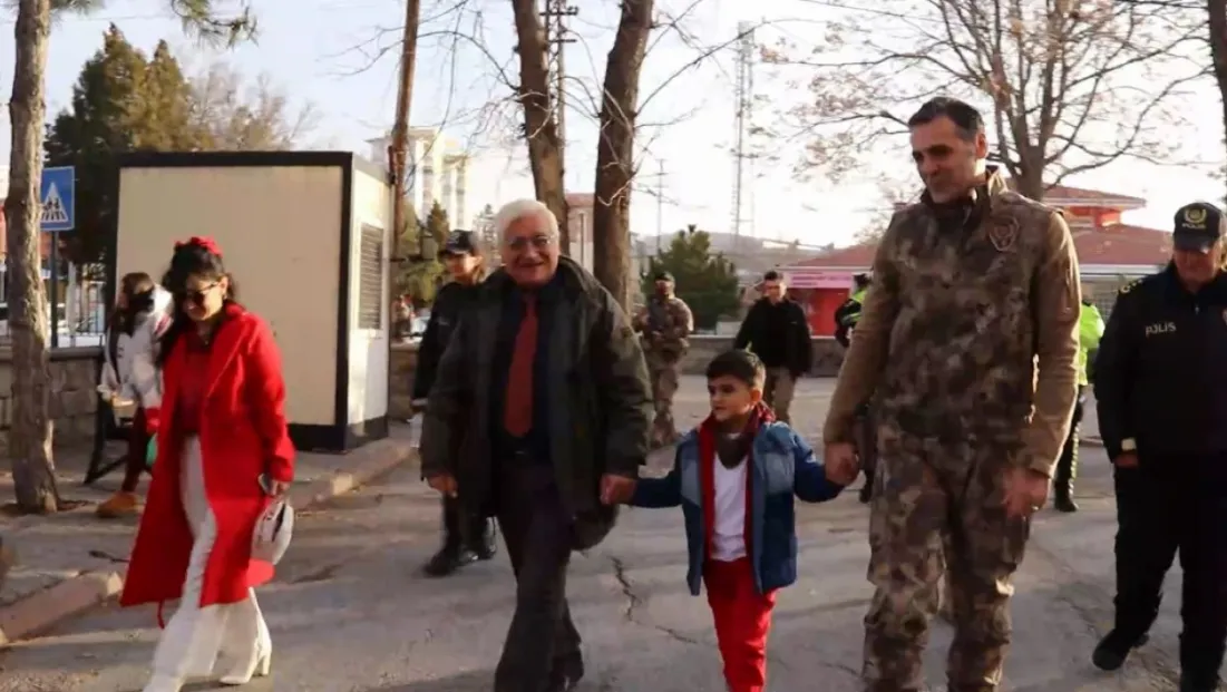 Müdür Aydın, şehidimizin emaneti Metahan’ı okulun ilk gününde yalnız bırakmadı