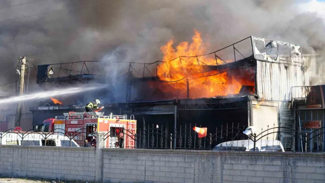 Niğde'de otomobil tamirhanesi yangında küle döndü