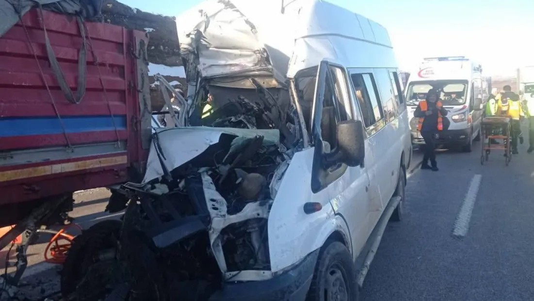 Öğrenci servisi, TIR'a çarptı: 1 kişi öldü, 7 yaralı