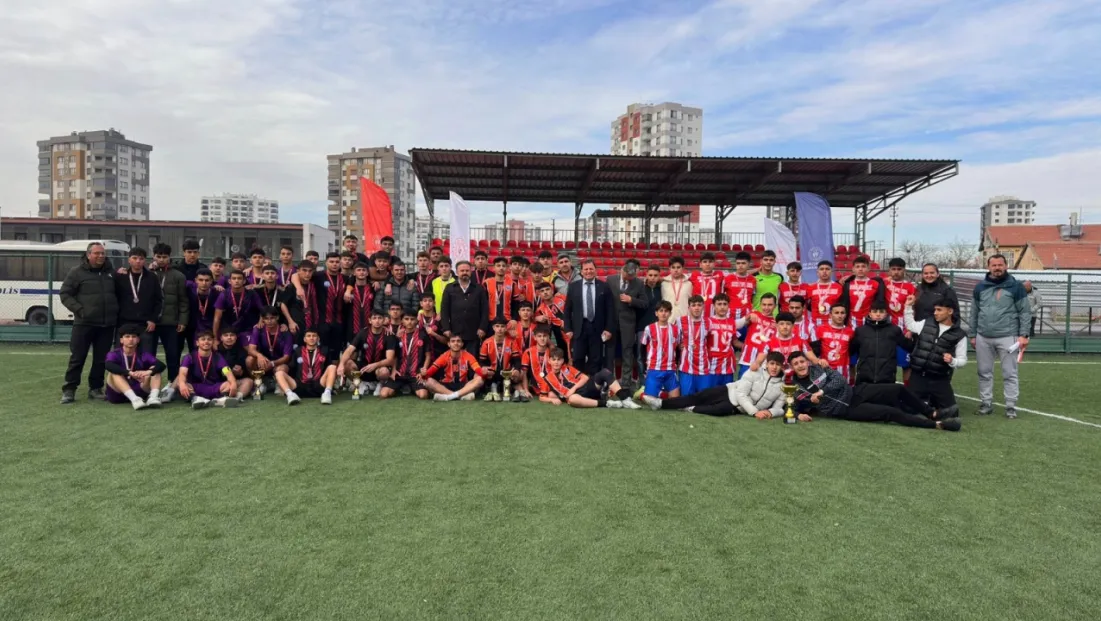 Okul Sporları Futbol Genç Erkekler – Kızlar A müsabakaları sona erdi