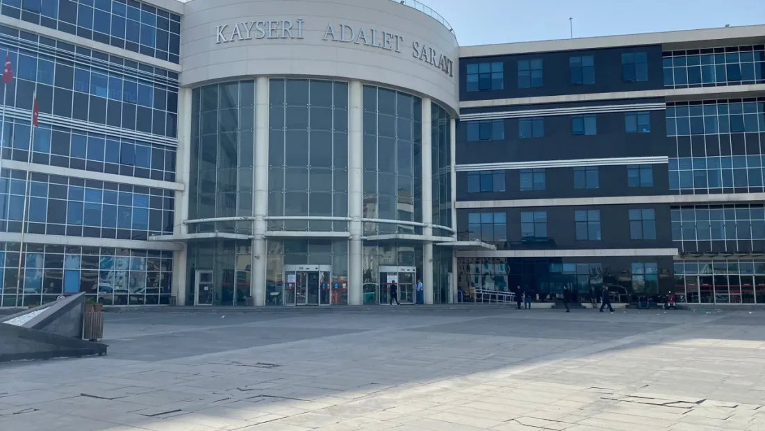 Otobüsle şehre gelen ve valizinde uyuşturucu madde çıkan şahıs hakim karşısına çıktı