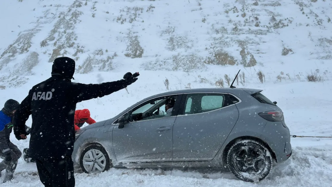 Pınarbaşı-Sarız arası yolda kalan araçlar kurtarıldı