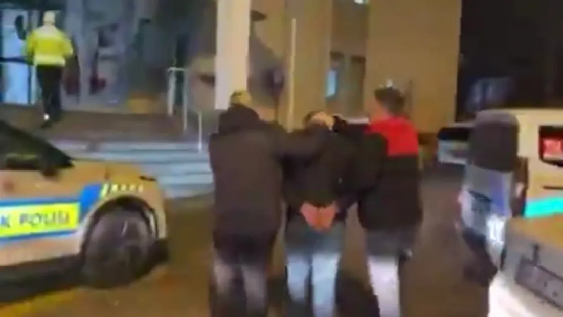 Polise çarpıp kaçan alkollü ve ehliyetsiz sürücü tutuklandı