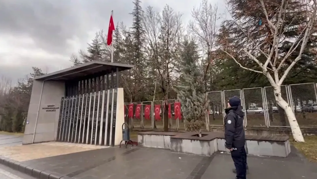Şehit Komandolar durağındaki yıpranan bayrak yenisiyle değiştirildi