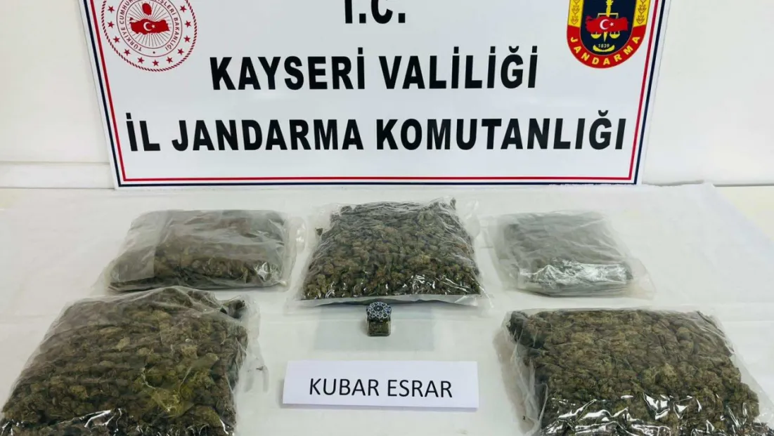 Sehpa içerisine zulalanmış 5 kiloya yakın kubar esrar ele geçirildi