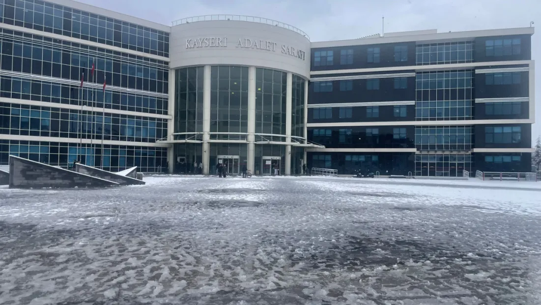 Tartıştığı karısını bıçaklayarak ölümüne sebep olan şahsa 24 yıl hapis