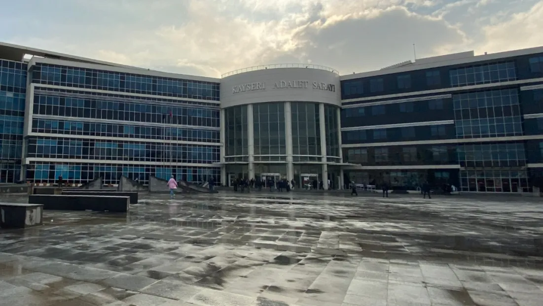 Uyuşturucu sanığı: 'Kafe sahibi madde götürmem için bana para verdi'