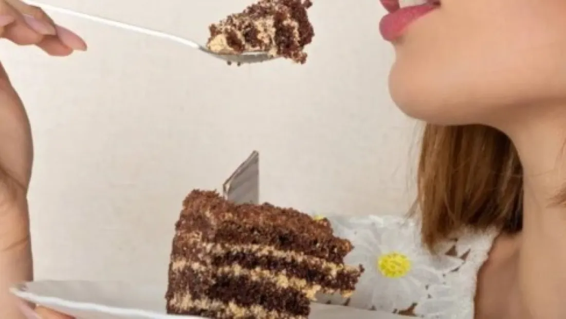 Uzmanlar: “Tatlı krizleri cildinize zarar veriyor olabilir”