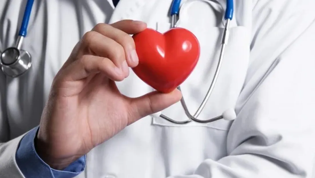 Uzmanlar uyarıyor: “Kalp sağlığı için tuzu azalt, Akdeniz tipi beslen, stresti yönet”