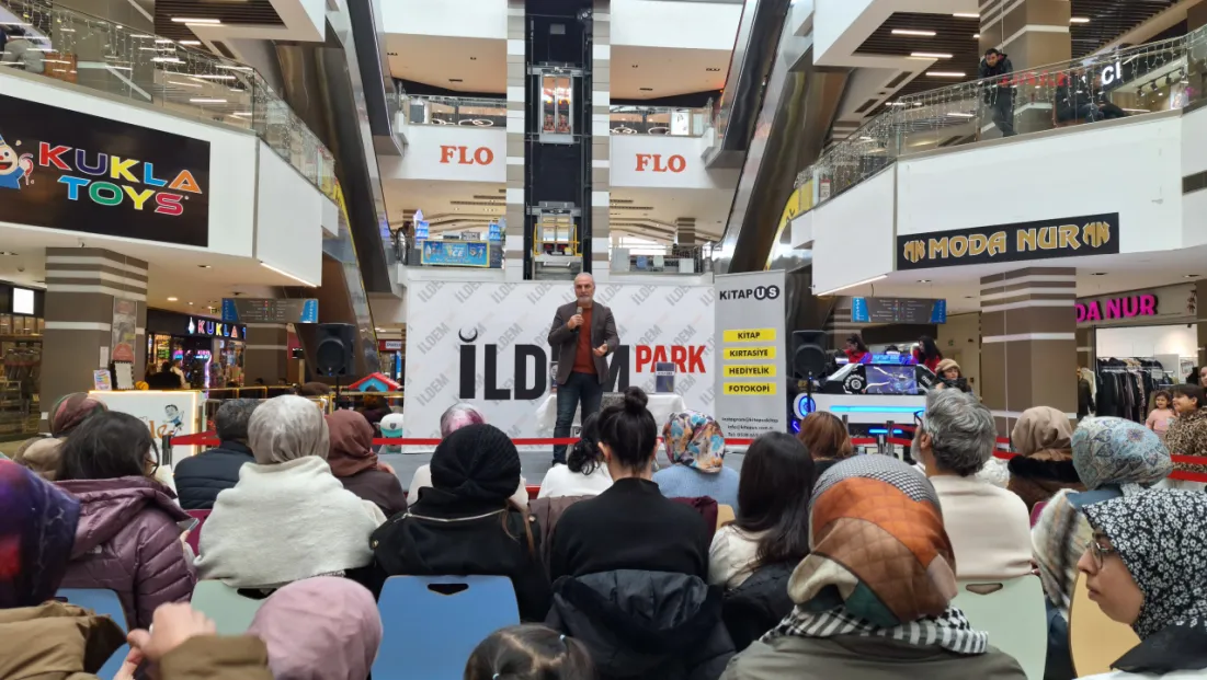 Yazar Tarık Tufan’a imza gününde yoğun ilgi