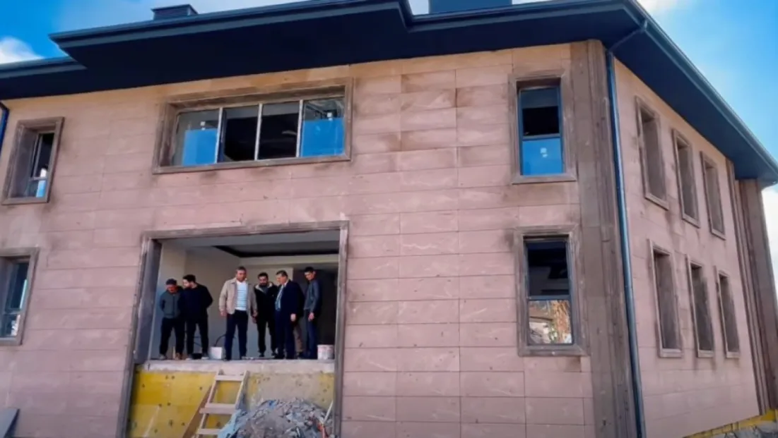 Yeşilhisar’ın yeni belediye binası ve tarihi hamam restorasyonunda sona geliniyor