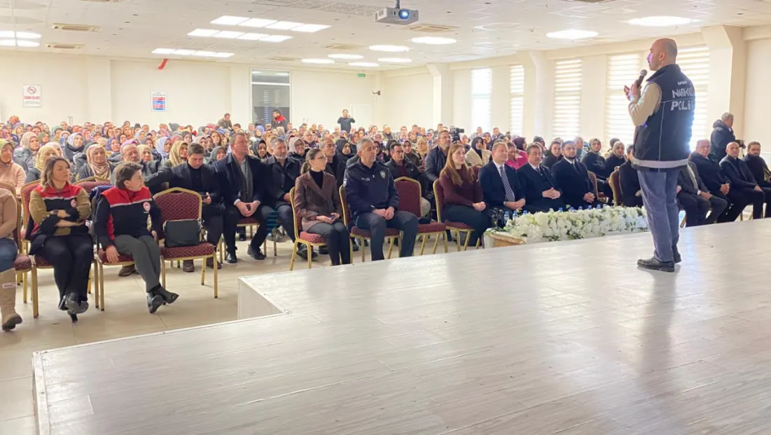 Yeşilhisar ve Hacılar’da “En İyi Narkotik Polisi Anne” konferansı düzenlendi