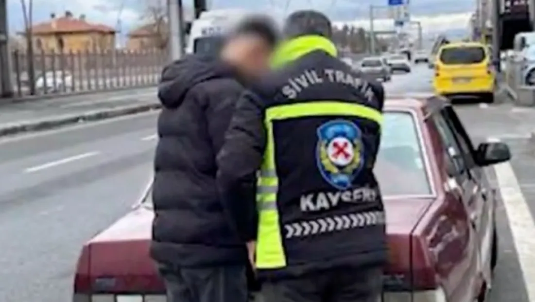 Yüksek ses müzik ile çevreye rahatsızlık veren sürücüye 53 bin liralık cezai işlem ve trafikten men