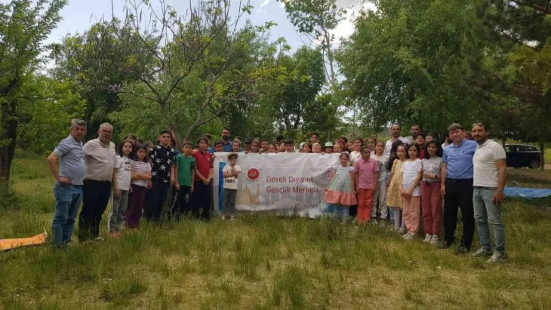 'Çevreme Duyarlıyım, Değerlerime Sahip Çıkıyorum' projesi ile öğrenciler doğayı temizledi.