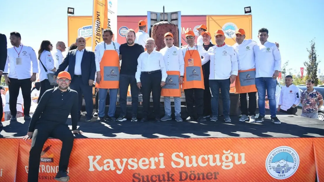 İkramlar ve eğlence 100 binleri oraya çekti