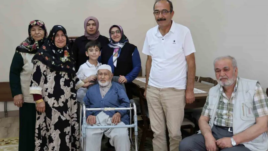 108 yaşındaki Kadir dede 'Türkçe ezan' baskısını anlattı