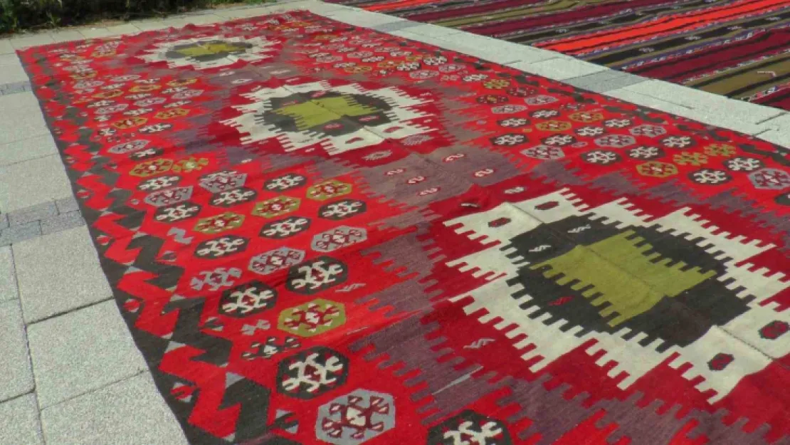 120 yıllık kilim zamana meydan okuyor