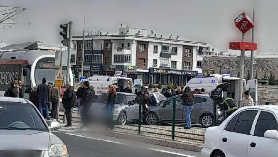 2 otomobil ve 1 motosiklet çarpıştı: 3 yaralı