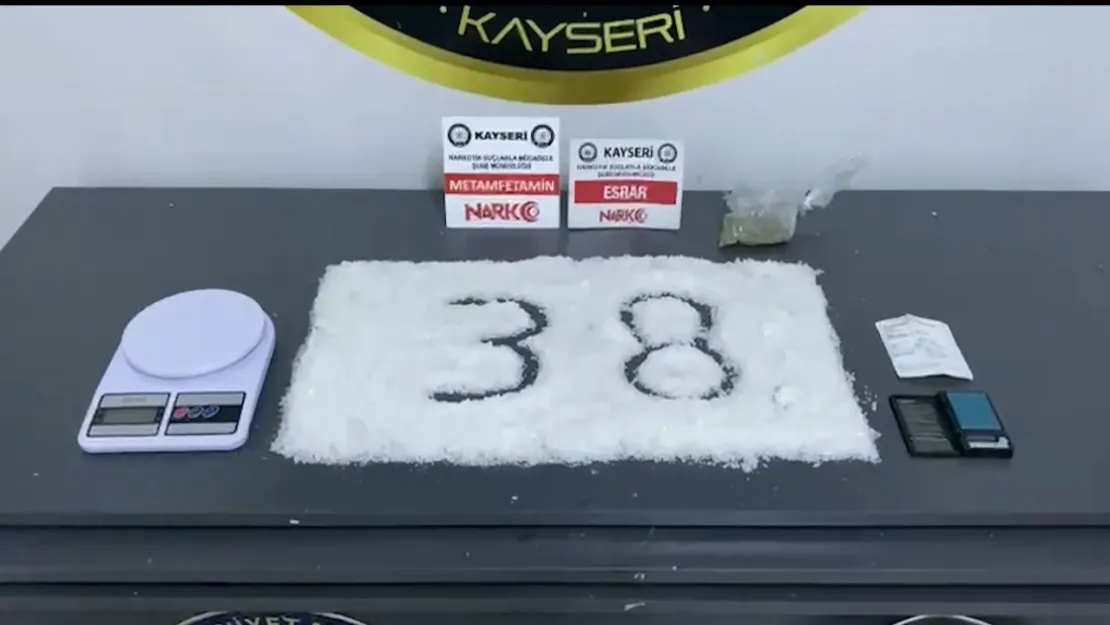 2 Uyuşturucu taciri 1.5 kilo uyuşturucu ile yakalandı