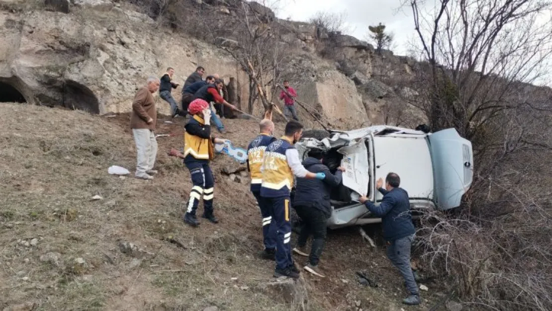 20 metre yükseklikten uçuruma yuvarlanan otomobilde can pazarı