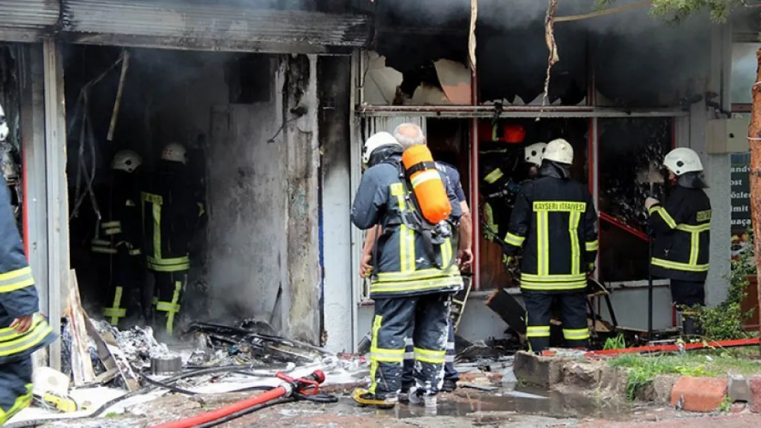 Elektrikli ev aletleri atölyesinde çıkan yangın korkuttu