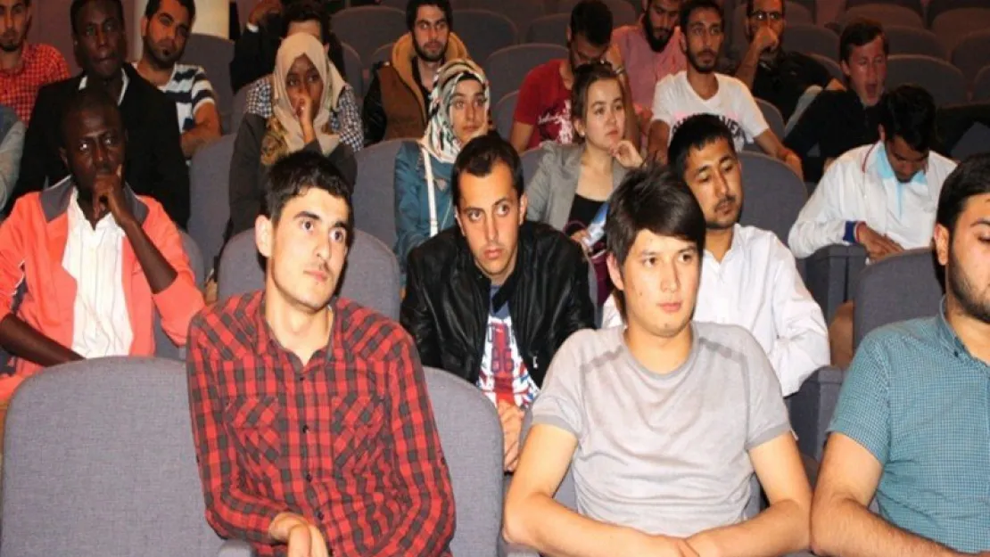 Uluslararası Öğrenciler Akademisi dersleri sürüyor