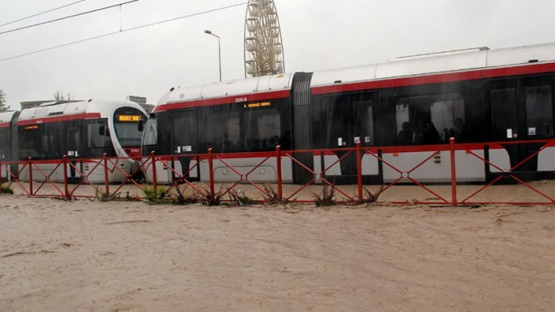 Tramvay seferleri aksadı