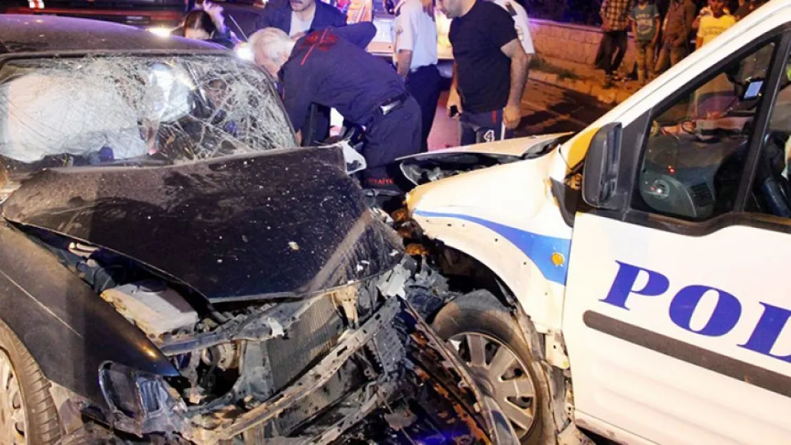 Polis otosu ile otomobil çarpıştı: 3 yaralı