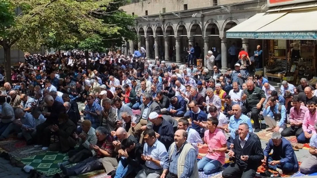 Ramazanın ilk cumasında camiler doldu taştı