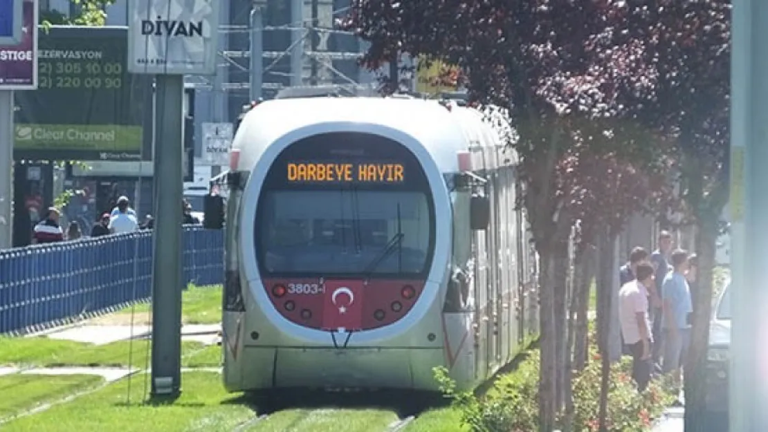 Tramvaylarda 'Darbeye Hayır' Sloganı