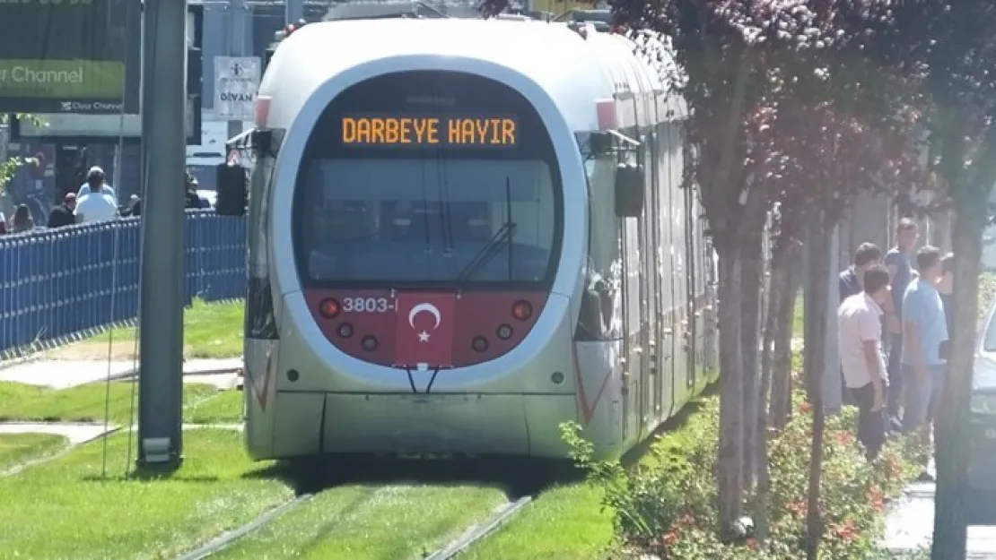 Tramvaylarda 'Darbeye Hayır' sloganı