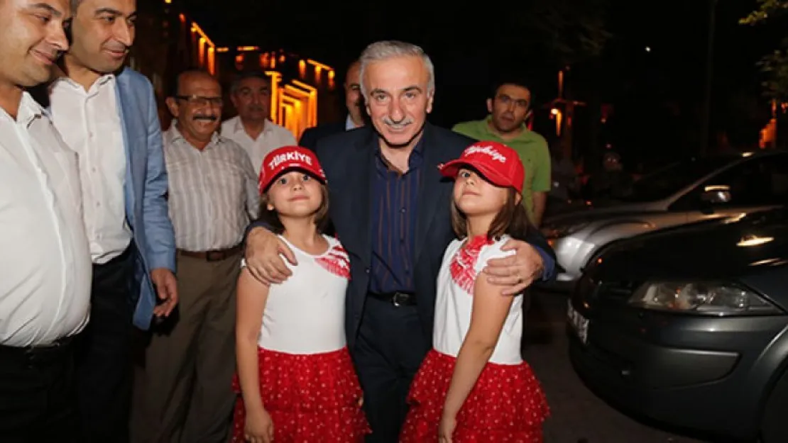 Vali Kamçı, Cumhuriyet Meydanı'nda vatandaşlarla buluştu