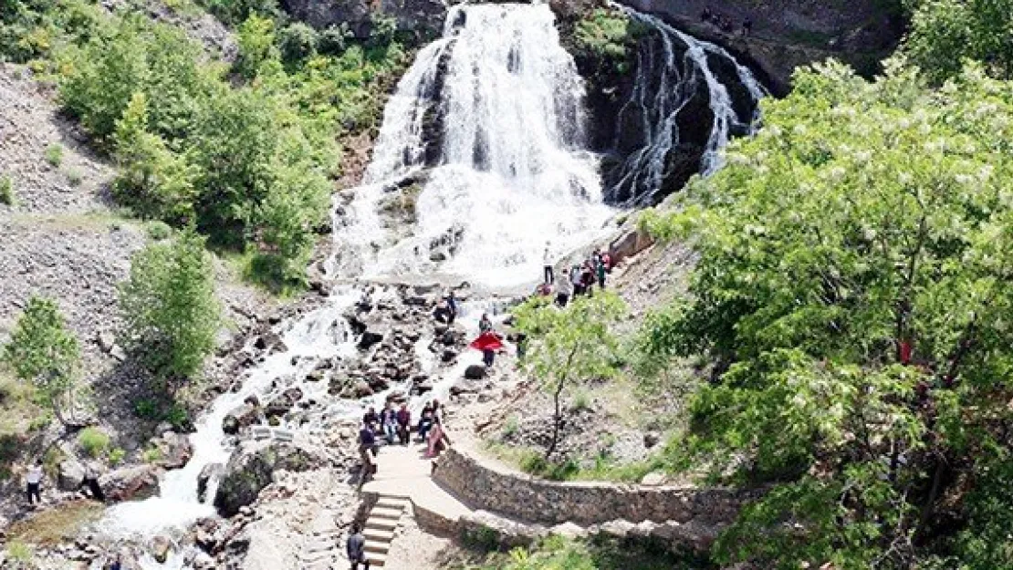 Bayramda Derebağ Şelalesi'ne ziyaretçi akını