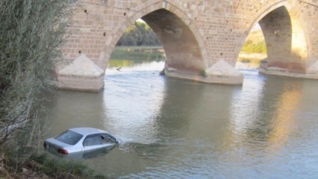 Kayseri'de otomobil Kızılırmak'a düştü: 3 yaralı