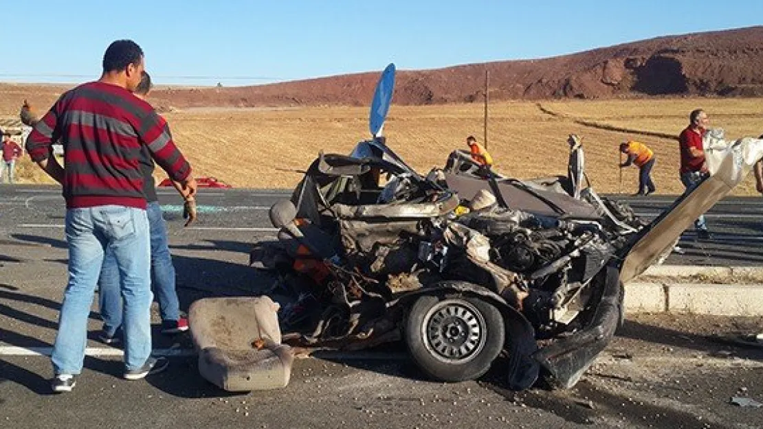 Sarıoğlan'da trafik kazası: 1 ölü, 2 yaralı